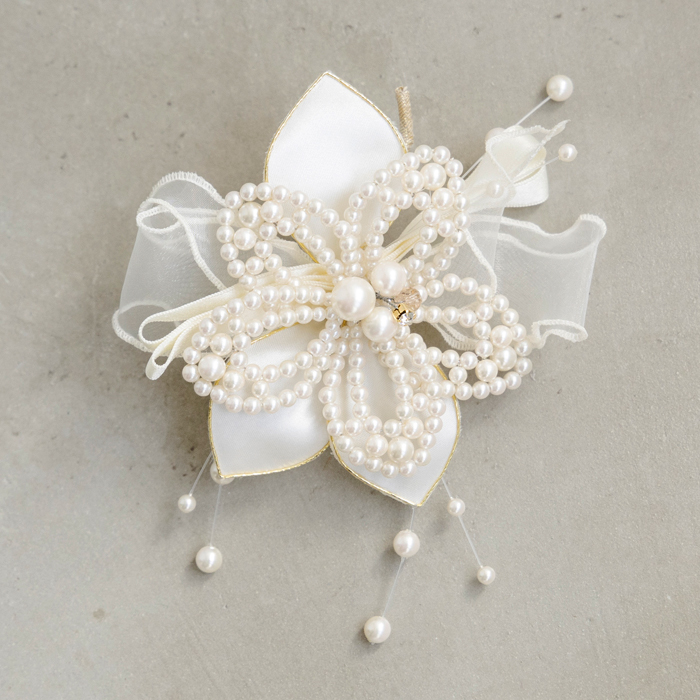 WEB限定】セレモニーに華を、ゆれるパールコサージュ ・オフホワイト
