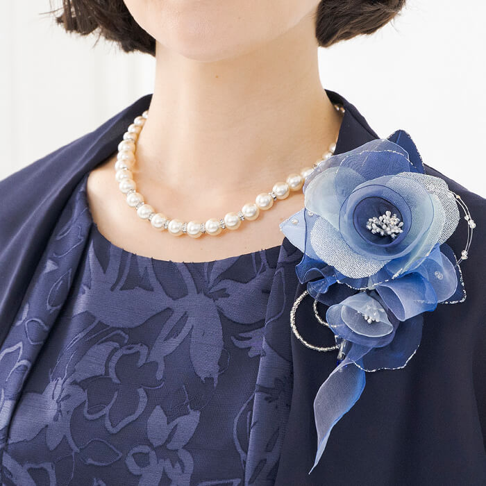 流れるラインのブーケコサージュ ・ブルー｜東京ソワールオンラインストア