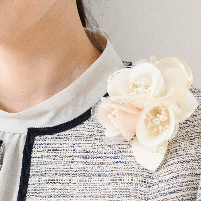 セレモニーシーンに、王道ブーケコサージュ ・クリーム｜東京ソワール