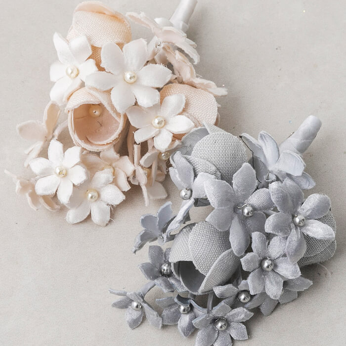 小花をまとめたナチュラルなコサージュ ・オフホワイト｜東京ソワール