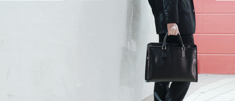 人気のブリーフケースを準備中です【裁断の様子をご覧ください