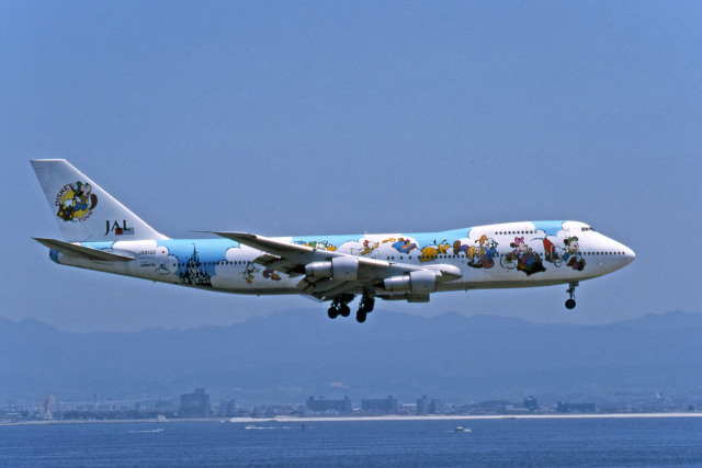 JAL初のディズニー塗装機が蘇る！ 30周年記念で747SRがモデルプレーン