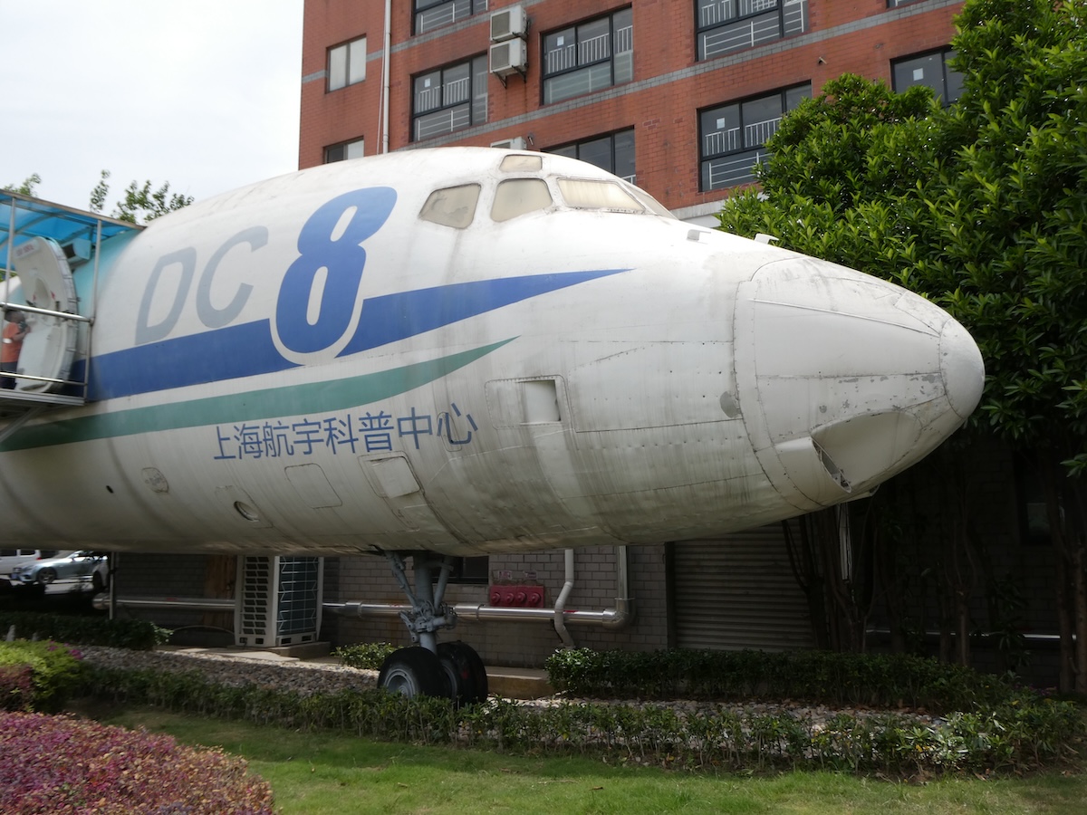 中国・上海の住宅街に鎮座する謎めいた元日本航空のDC8-61に乗ってみた