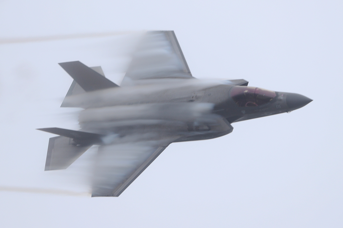 雲をまとったF-35・F-16！悪天候でしか見られないデモフライトがヤバ