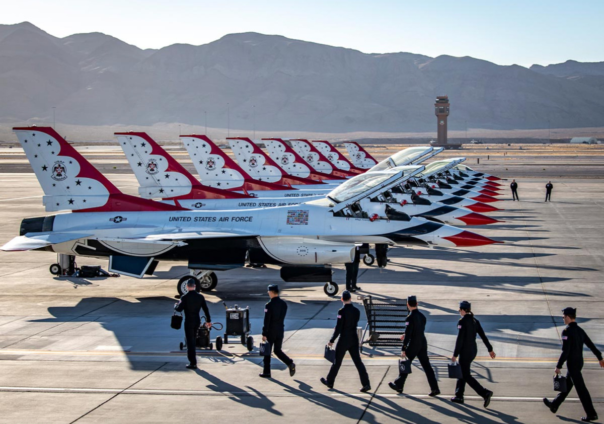 米空軍士官学校 卒業式で「サンダーバーズ」が飛んだ！バイデン大統領