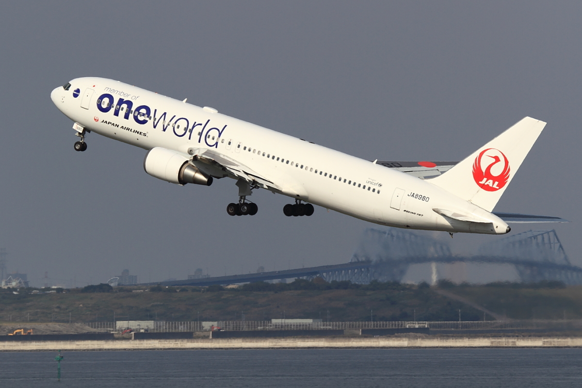JALの767ワンワールド特別塗装機、退役 「JA8980」からアメリカ国籍に