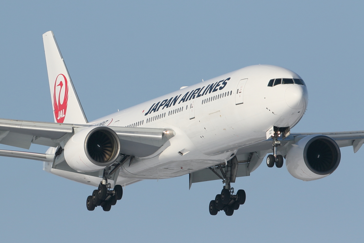 JALのPW4000搭載ボーイング777「JA007D」がアメリカへ、レインボー