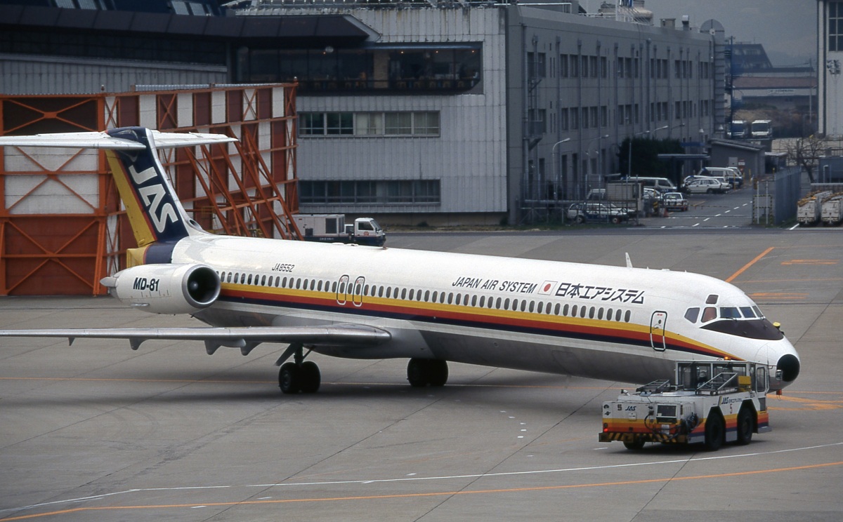 ニュース画像：JAS時代の「JA8552」 伊丹空港 1996年3月27日撮影