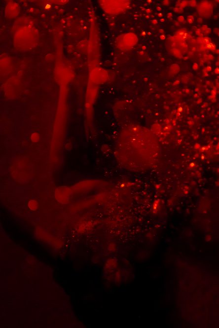 LAの写真家Colin Sussinghamによる展示『BE L'EAU』がcommuneで開催