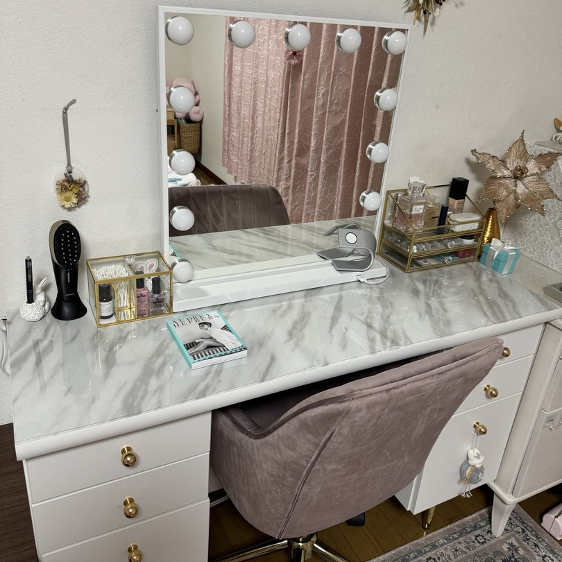 一人暮らしのお部屋に。ドレッサー兼デスクとして使える大理石柄の