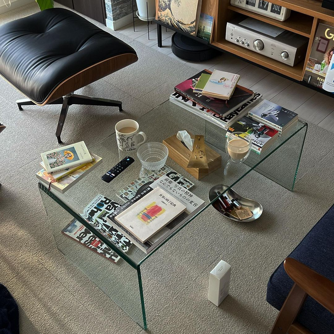 圧迫感のない広々とした空間が演出できるクリアガラステーブル