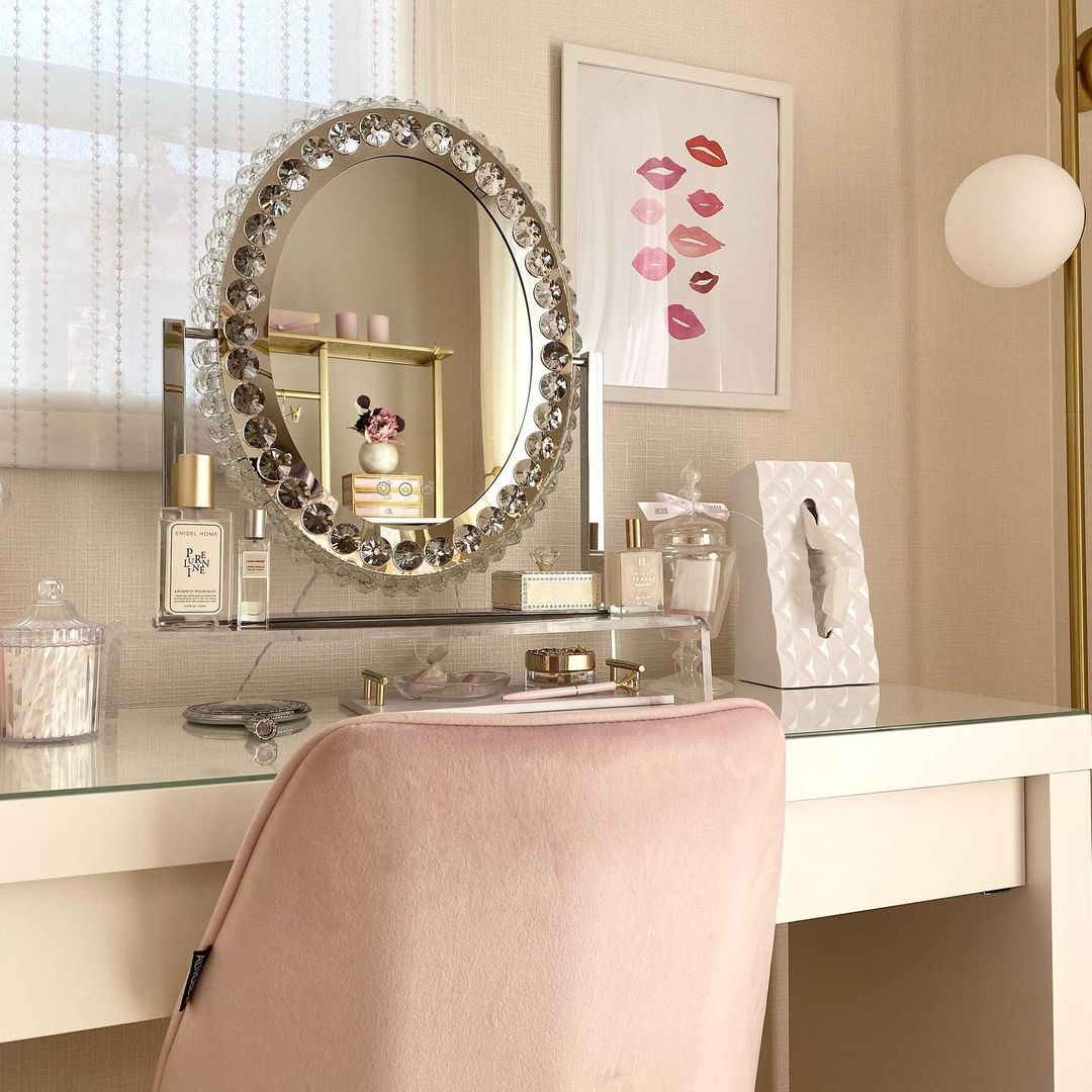 きらきら輝くライトが可愛いハリウッドミラーで自分好みのドレッサーに