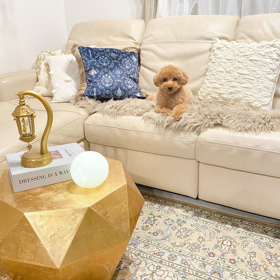 角度により色々な光り方をして多彩な表情を持つダイヤモンド形状の