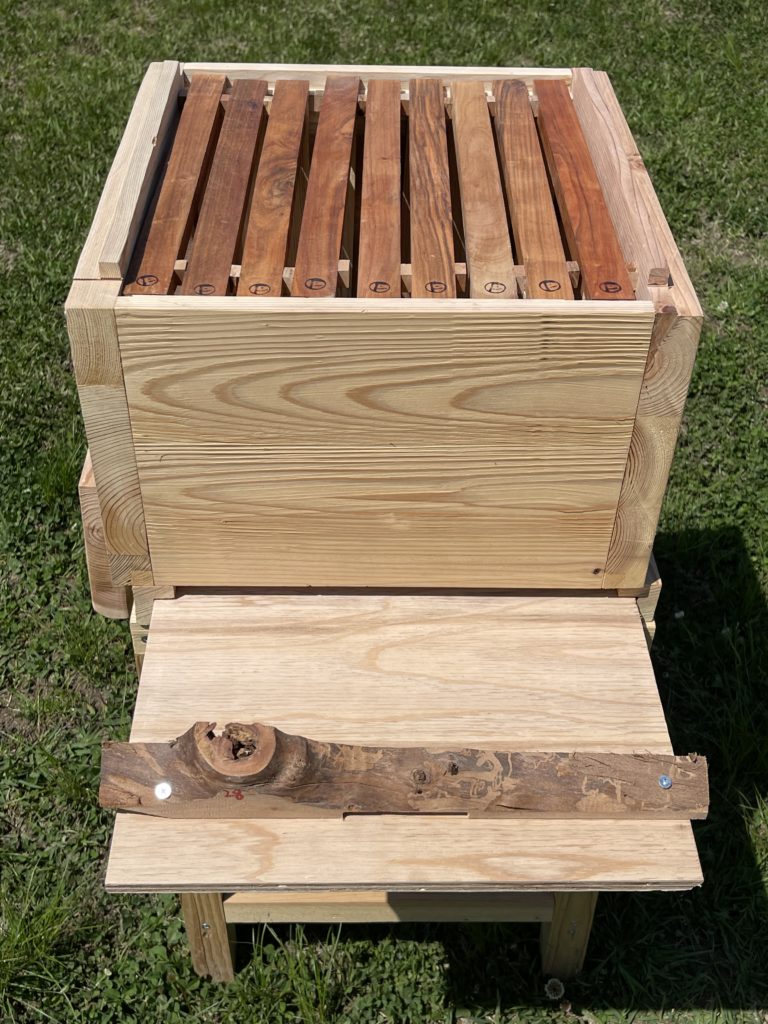 日本みつばちが喜ぶ巣枠式巣箱 | 株式会社 Freddo