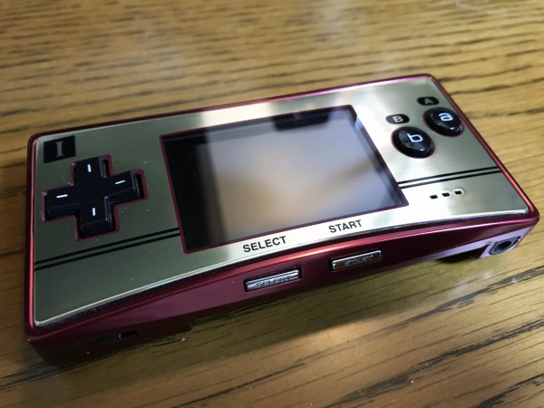 レトロな伝説のゲーム機ファミコンカラーの「ゲームボーイミクロ