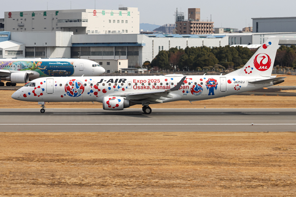 ジェイエア Embraer 190 JA252J 伊丹空港 航空フォト | by A.Tさん
