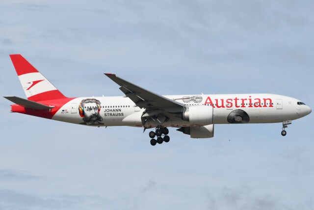 オーストリア航空設立60周年」特別塗装機 オーストリア航空 (777-200