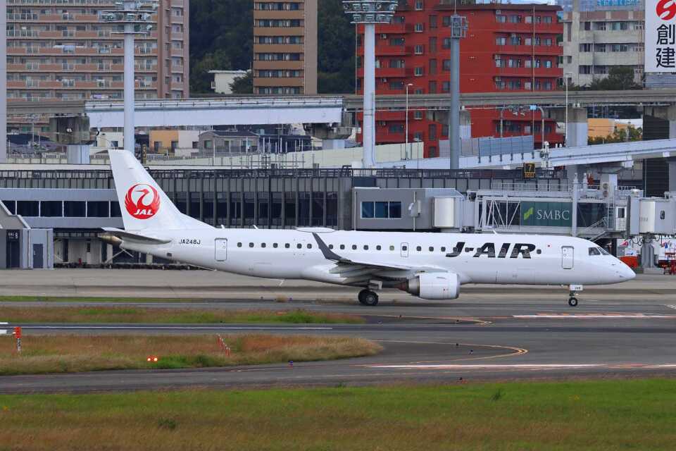 ジェイエア Embraer 190 JA248J 伊丹空港 航空フォト | by khideさん
