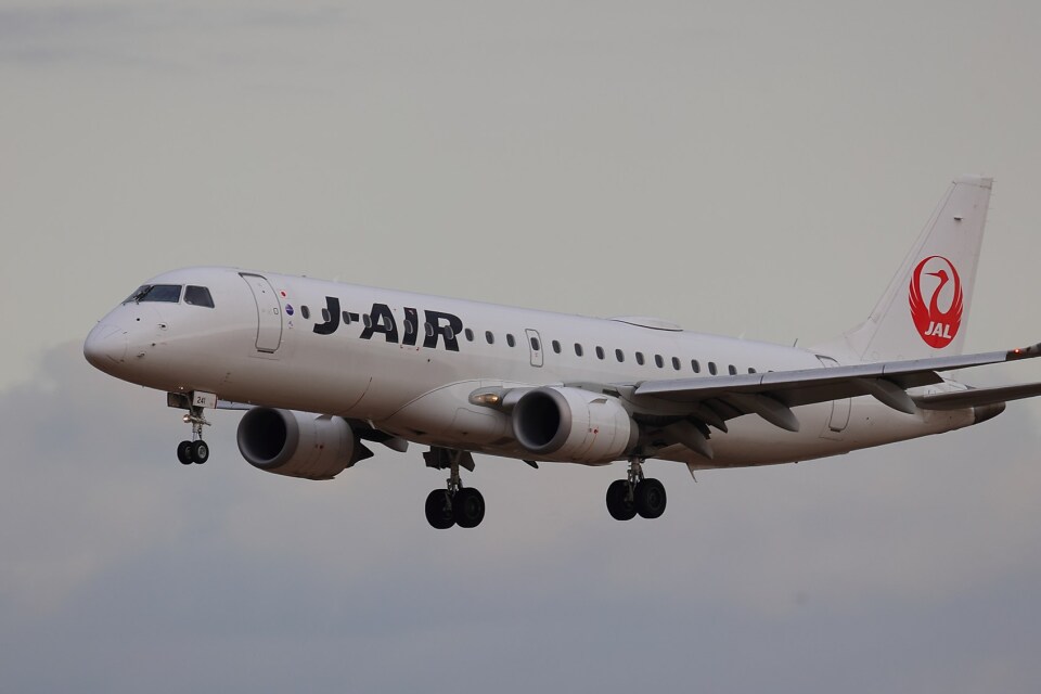 ジェイエア Embraer 190 JA241J 伊丹空港 航空フォト | by khideさん