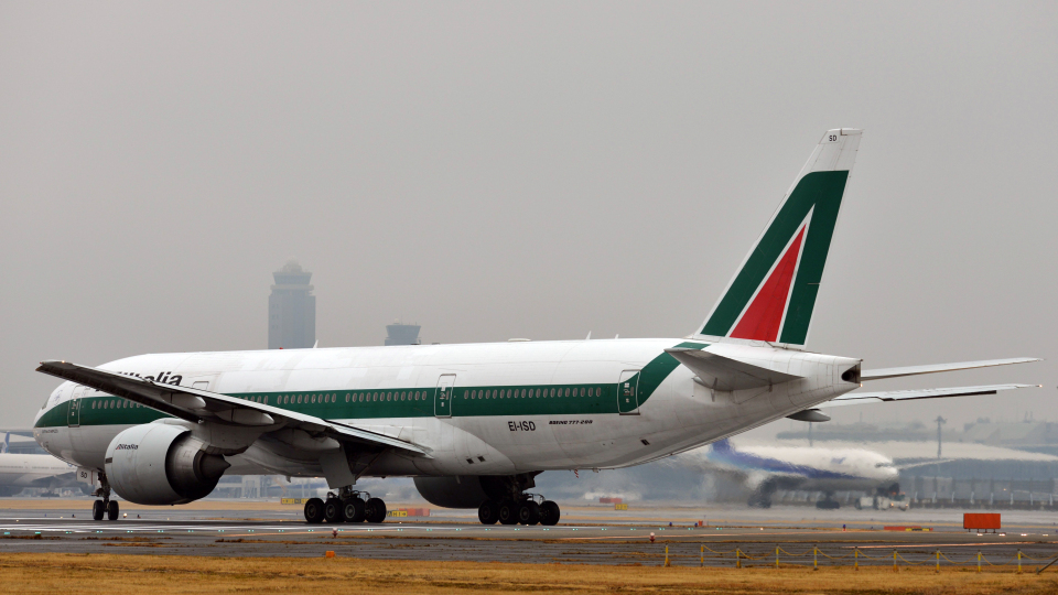 アリタリア航空 Boeing 777-200 EI-ISD 成田空港 航空フォト | by
