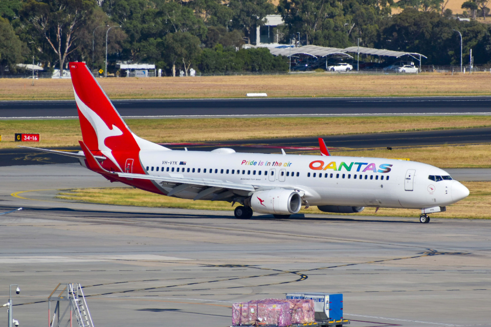 カンタス航空 Boeing 737-800 VH-VYK メルボルン空港 航空フォト | by