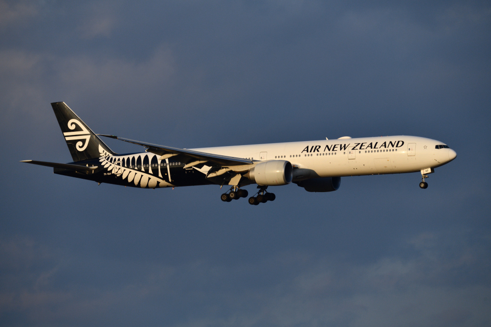 ニュージーランド航空 Boeing 777-300 ZK-OKP 成田空港 航空フォト