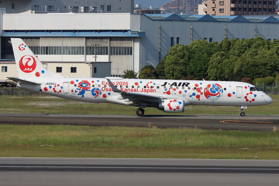 ジェイエア Embraer 190 JA252J 伊丹空港 航空フォト | by STORK2さん