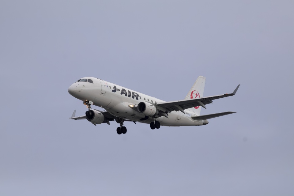 ジェイエア Embraer 170 JA214J 伊丹空港 航空フォト | by gubancheng