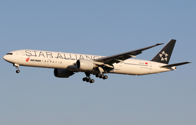 スターアライアンス」特別塗装機 中国国際航空 (777-300 | B-2032