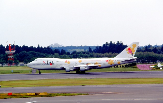 スーパーリゾート・エクスプレス (イエロー)」特別塗装機 日本航空