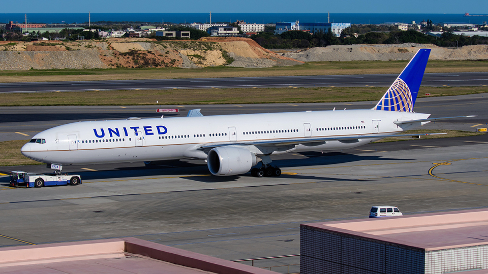 ユナイテッド航空 Boeing 777-300 N2136U 台湾桃園国際空港 航空フォト