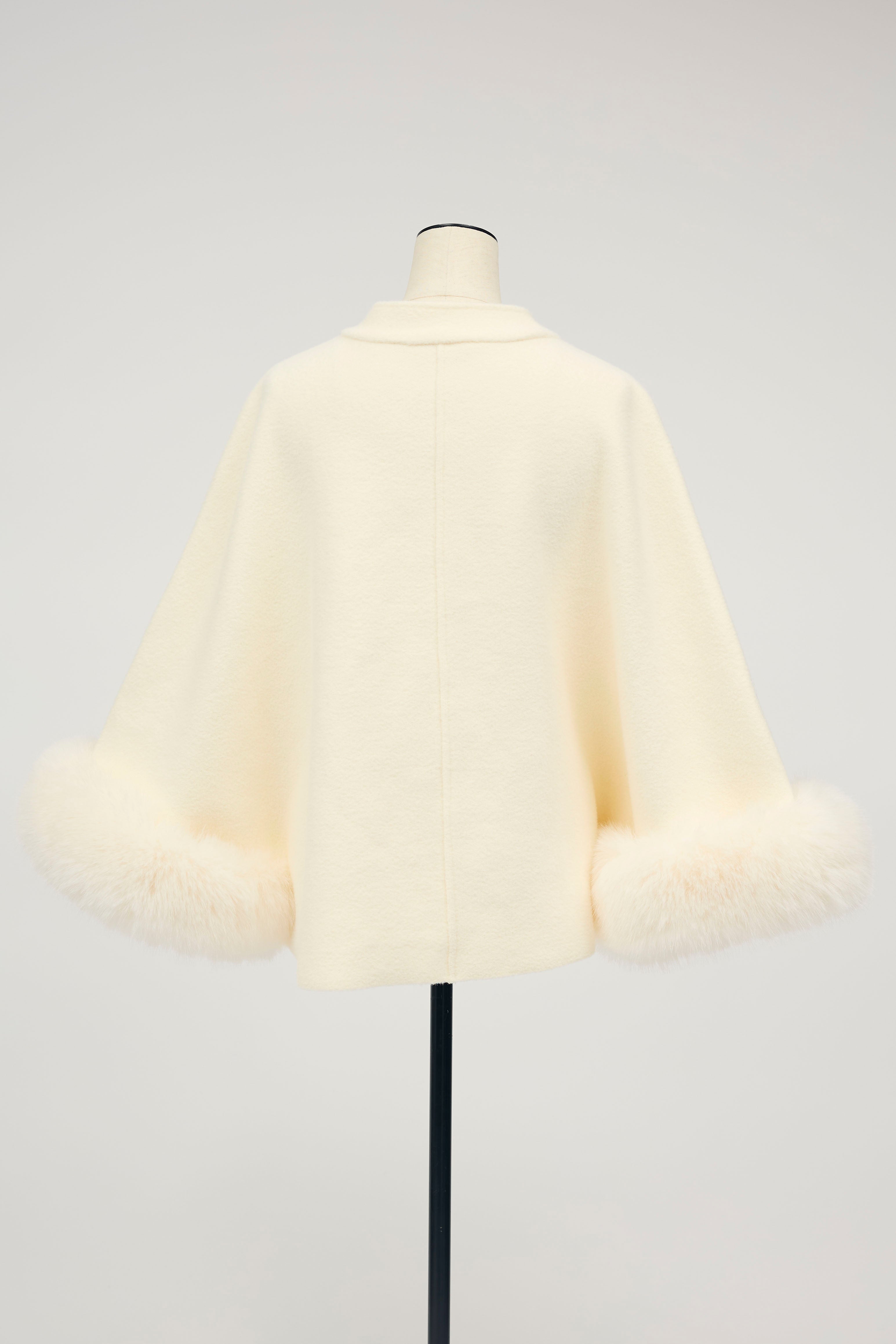 予約]ファーカフスリボンポンチョコート – Frene