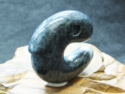 日本翡翠・糸魚川産・飛龍勾玉 – 天然石の店 ふうちゃん