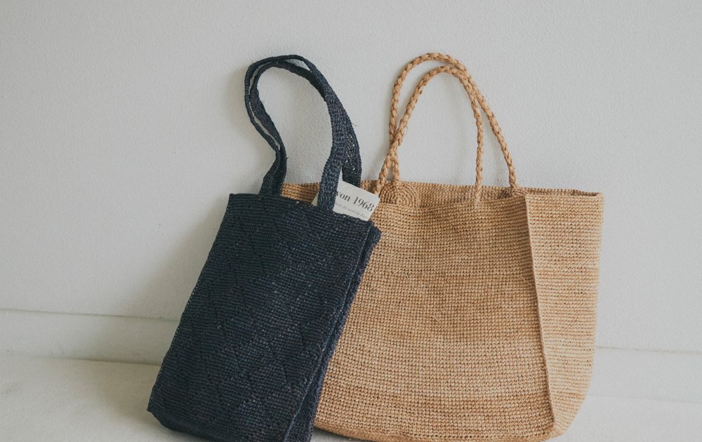 ノロ》のラフィアのバッグなら、かごバッグなのに大人っぽいが叶います