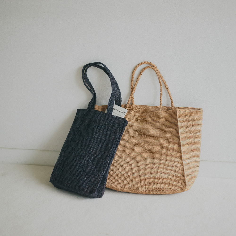 ノロ》のラフィアのバッグなら、かごバッグなのに大人っぽいが叶います