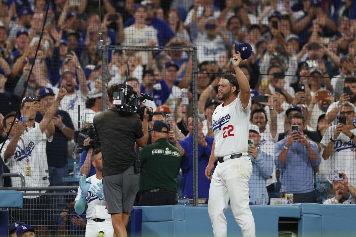 カーショー3000Kで異例の試合中断 大谷＆由伸もハグ…本拠地総立ち6分間