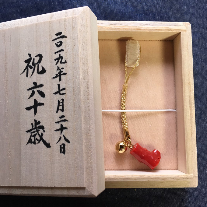 室戸市産 血赤珊瑚特大枝の根付ストラップ 桐箱入り kn021（高知県室戸