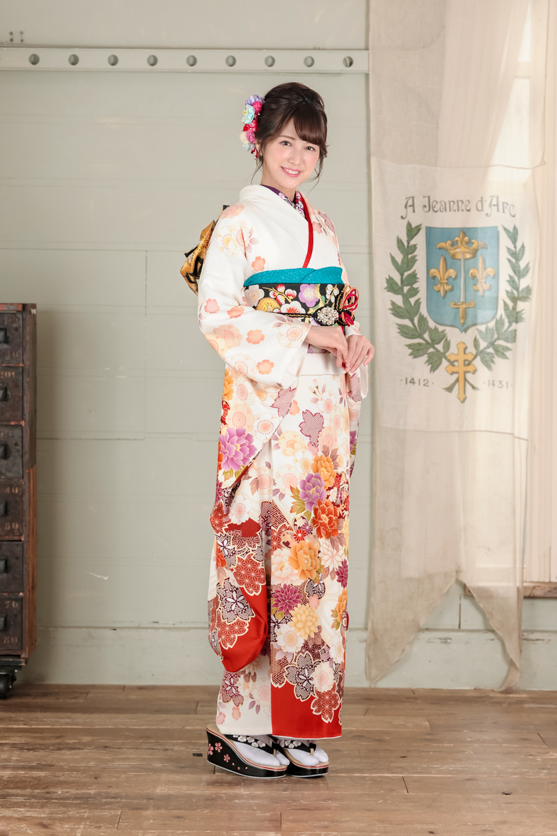 紅白地に大輪牡丹と桜 | MK振袖スタイル | 振袖購入・レンタル専門店