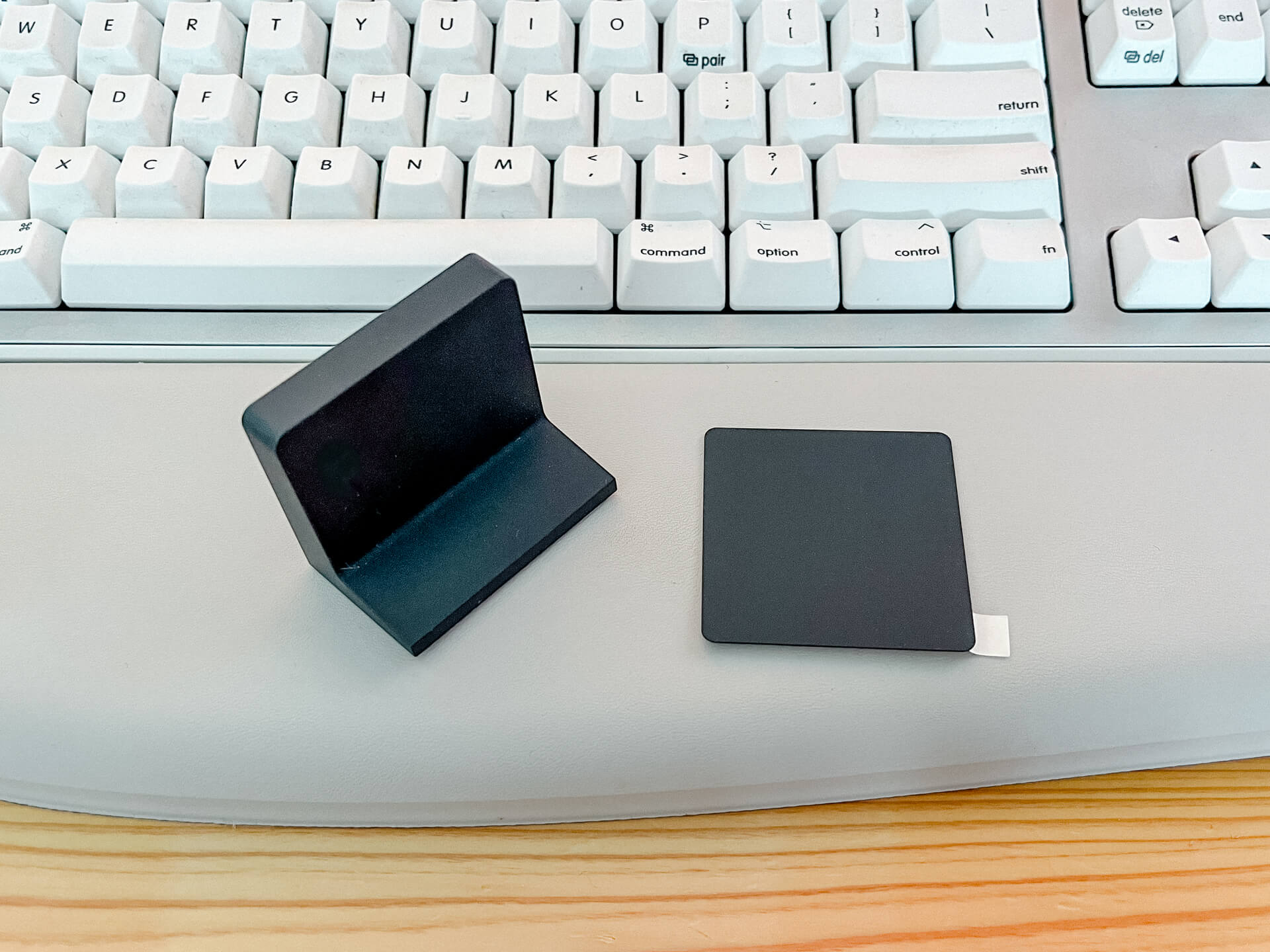 モニターライトとWebカメラを併用。設置場所が重なる問題を、BenQの