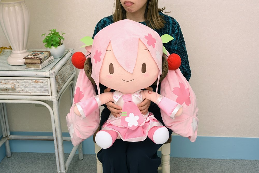 全長約50cmの「桜ミク どでかジャンボふわふわぬいぐるみ」発売決定
