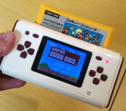 レトロゲー好き必見！？ファミコンカセットで遊べる携帯ゲーム機『FC