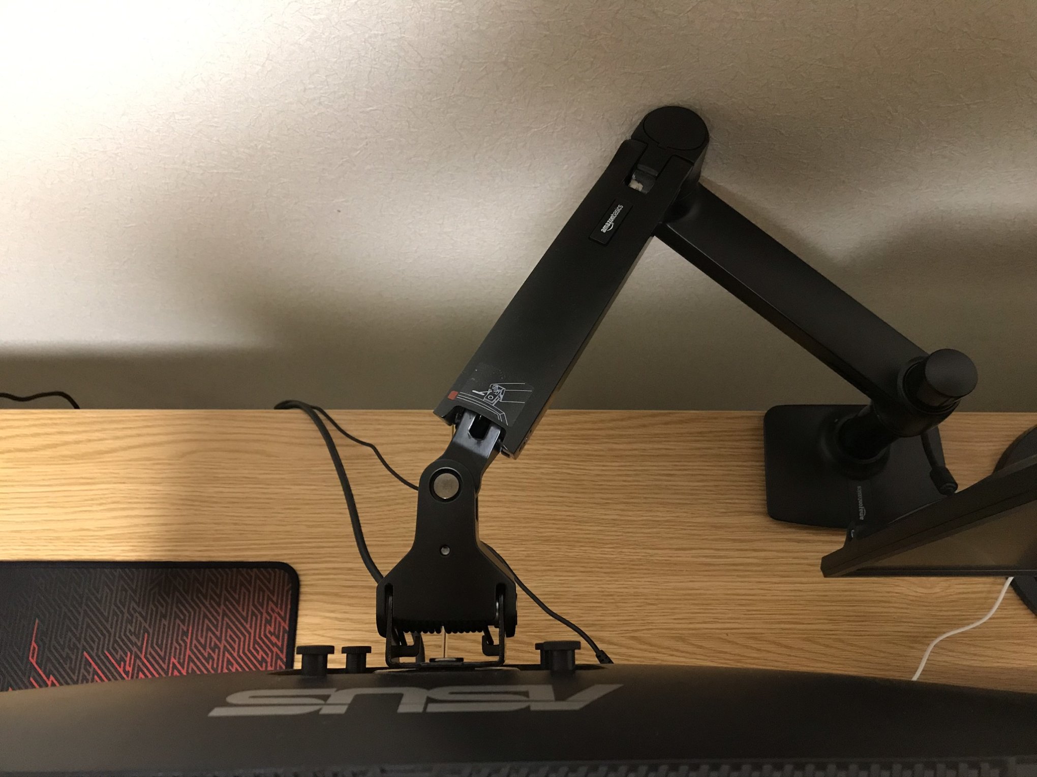 デュアルにする人は要注意！Amazonベーシックのモニターアームを2つ