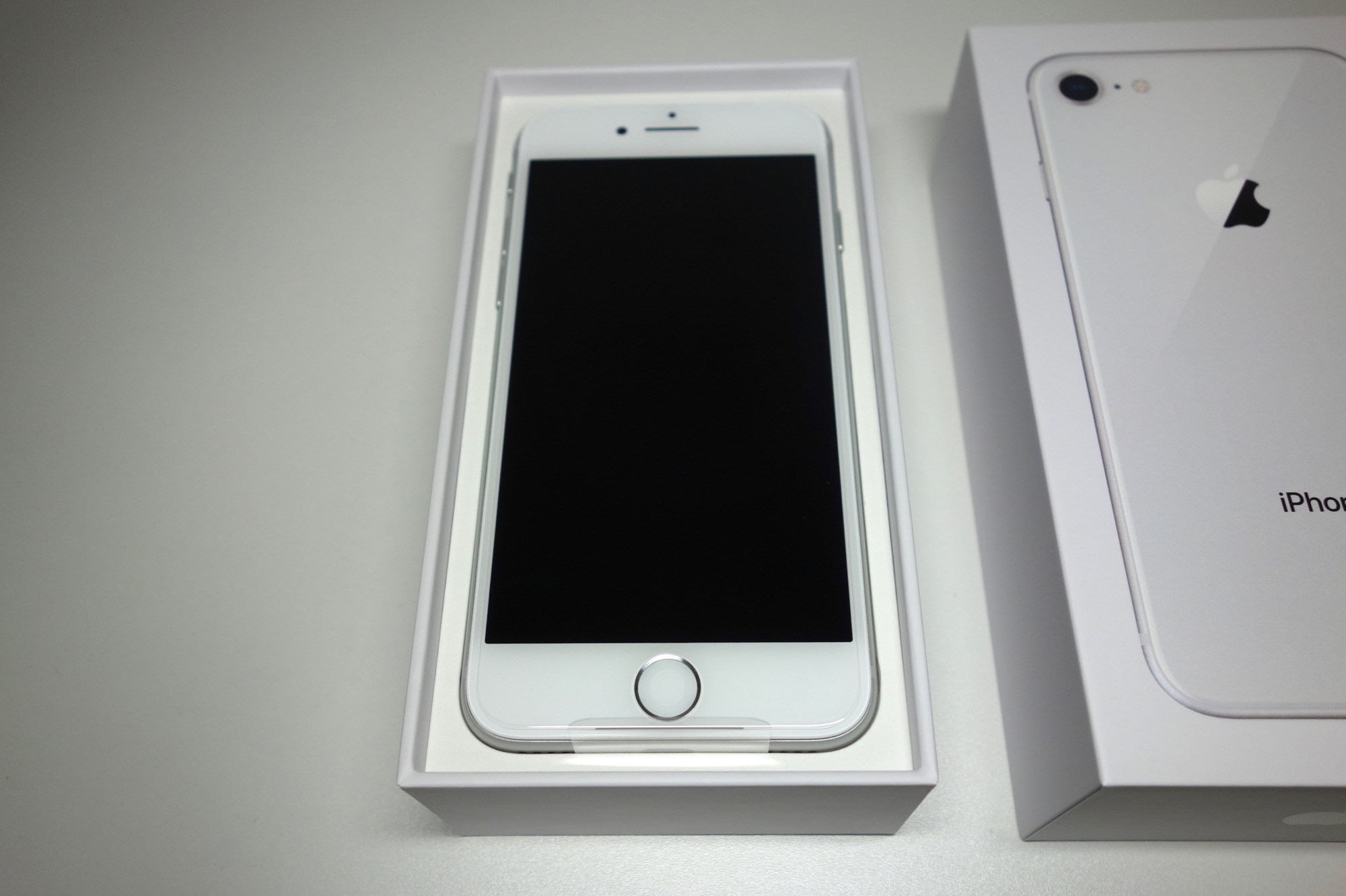 iPhone 8のデザインを「シルバー」の実機でレビュー。歴代4.7インチ