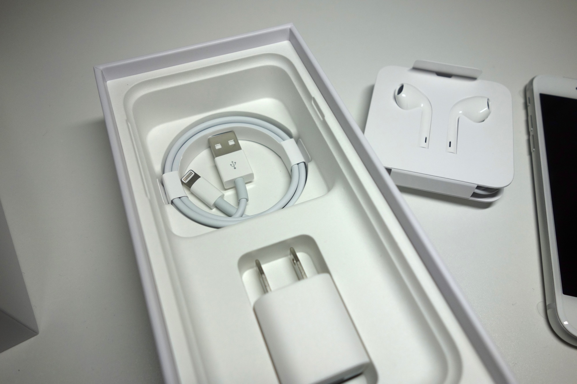 iPhone 8のデザインを「シルバー」の実機でレビュー。歴代4.7インチ