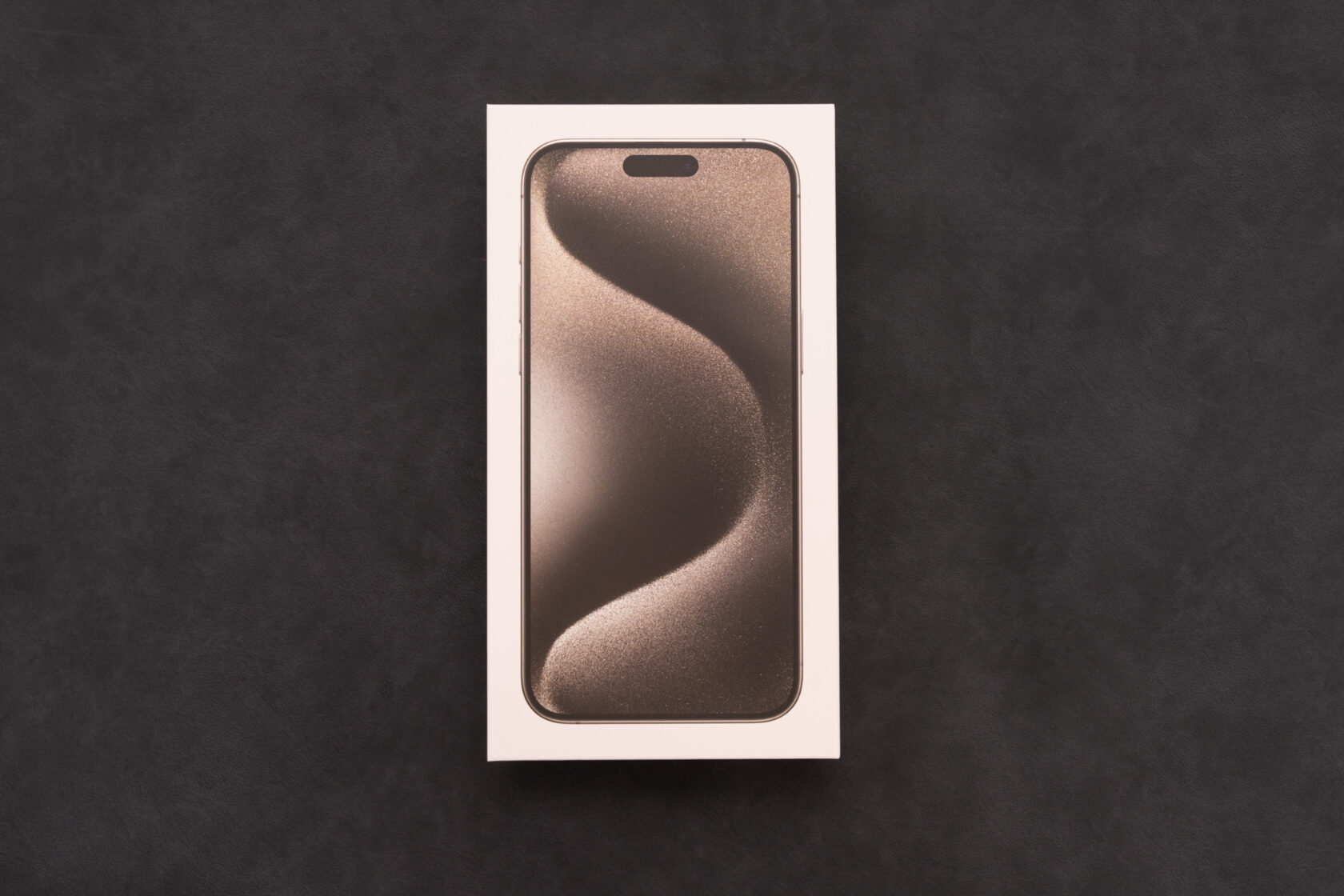 iPhone 15 Pro Maxがキタ！ナチュラルチタニウムの色味が最高すぎて