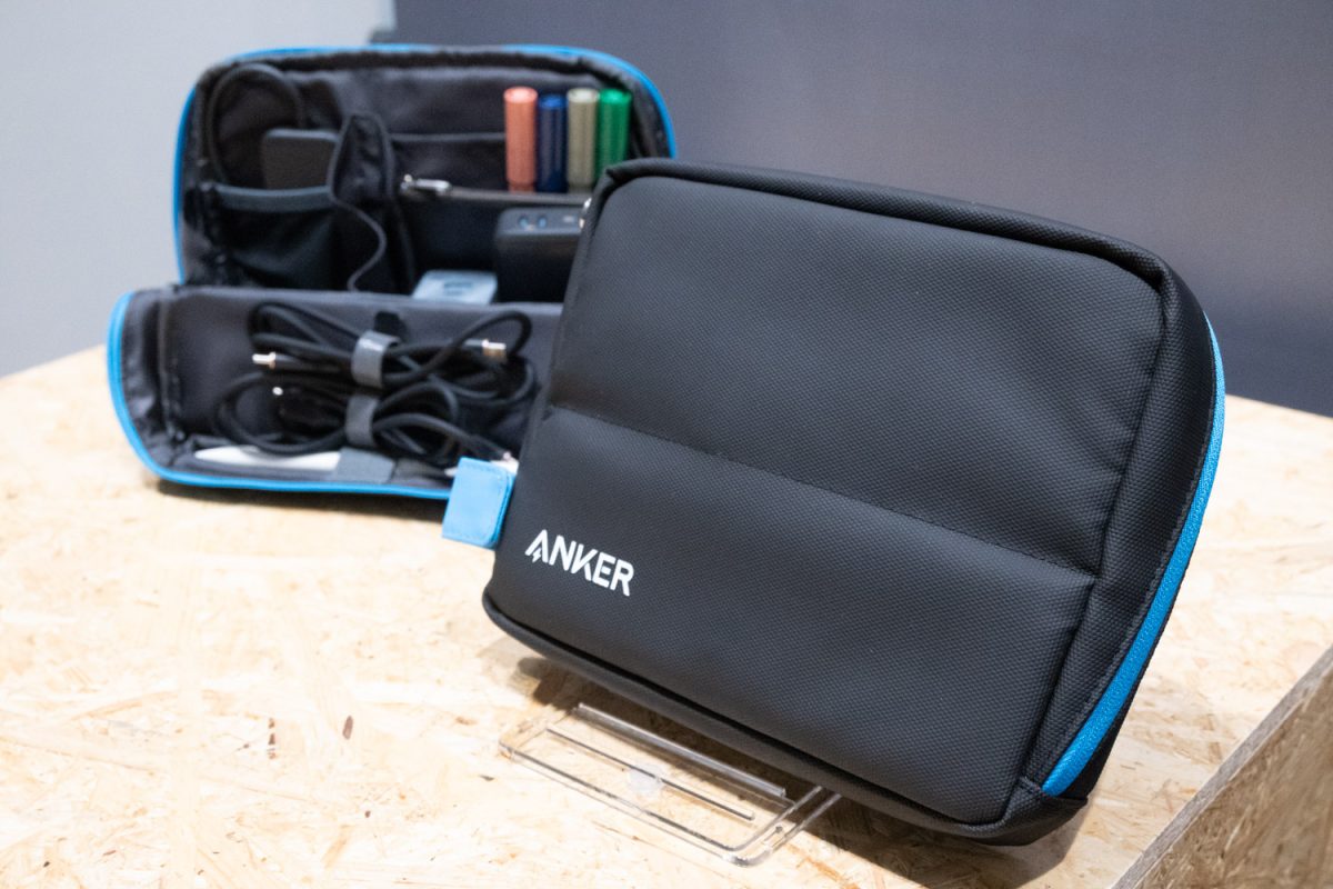 Anker、コクヨと共同開発の“スマートポーチ”。本体のみで自立、充電器