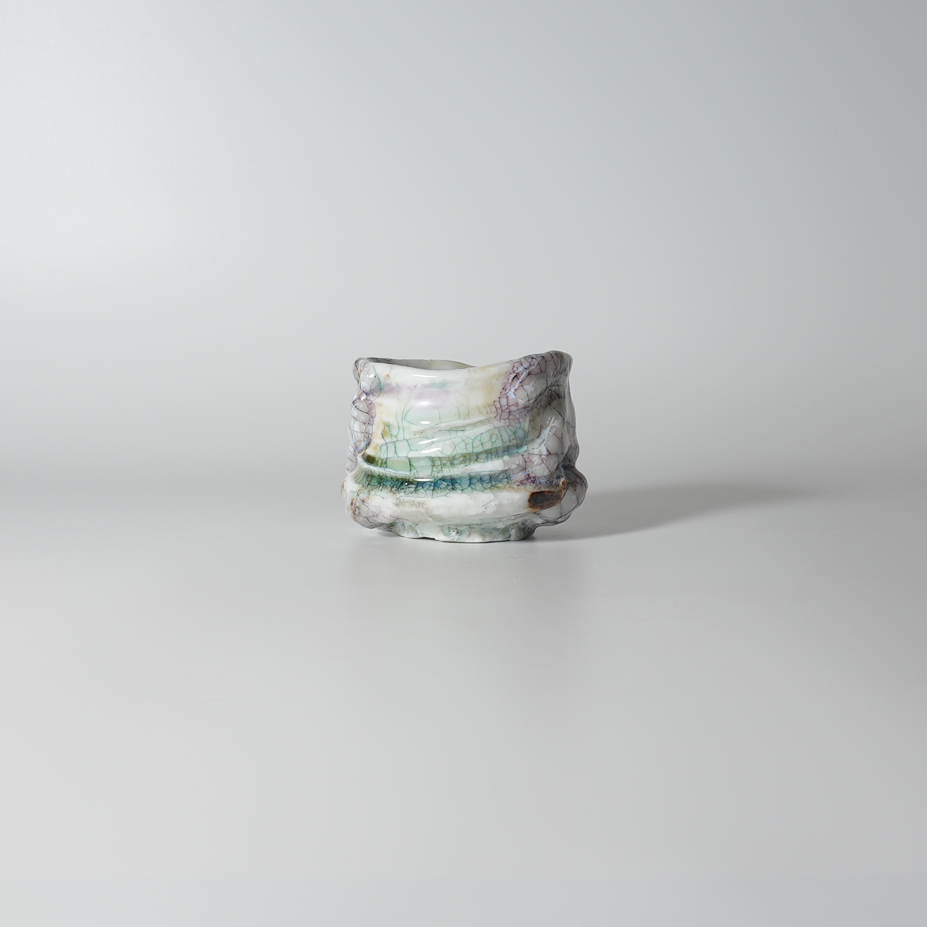 漆貫入彩青白磁ぐい呑 氏家昴大 | ギャラリー千陶