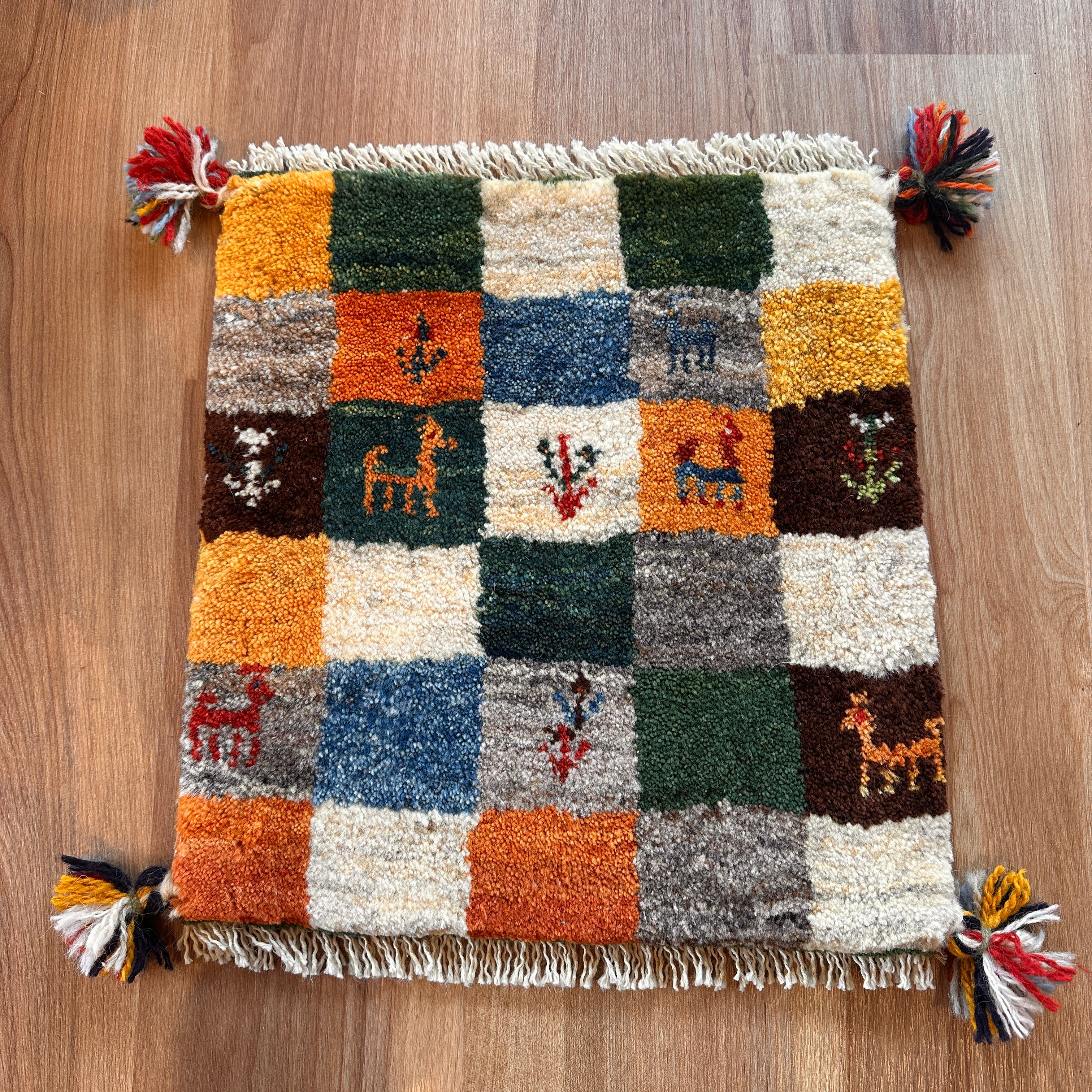 ギャッベ 座布団サイズ 38×36cm 手織り生命の樹 鹿 (GC-5639