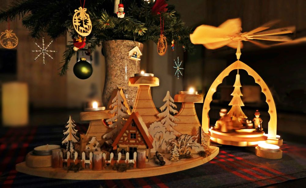 鉢植え1つでOK】玄関前を即クリスマス仕様に！ 簡単おしゃれなドイツ流