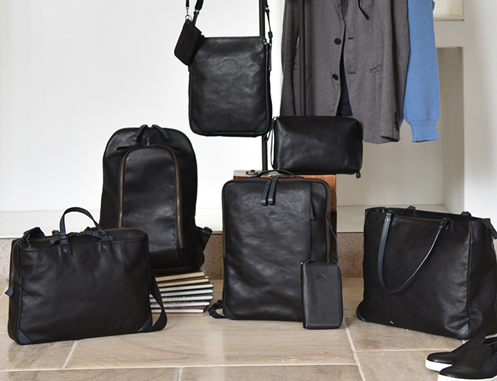 装いを引き締める、深い墨黒のヌメ革。 ビジネスバッグとフラグメント